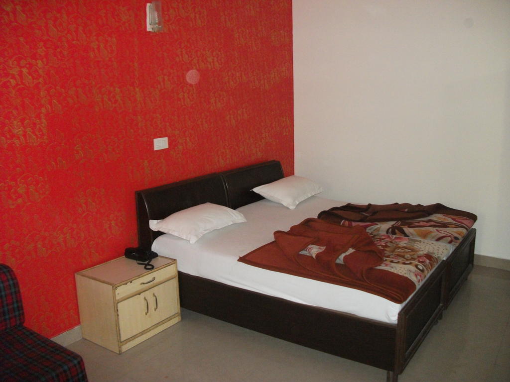 Shalimar Hotel New Delhi Room photo